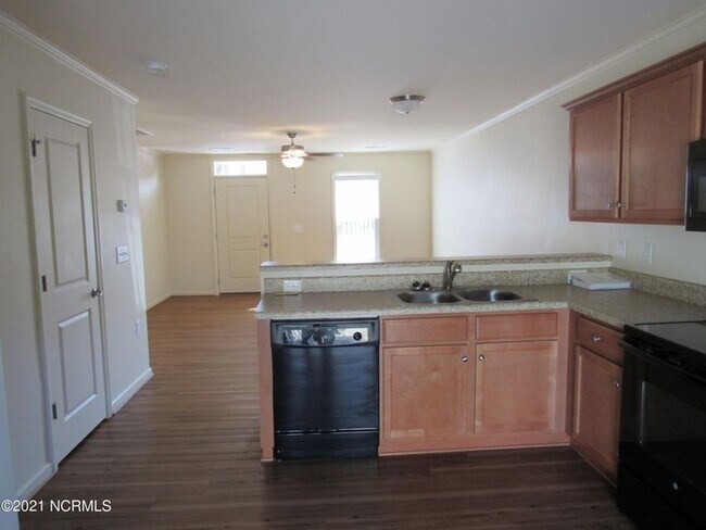 Building Photo - 2 BR 1.5 BA In Boyington Place