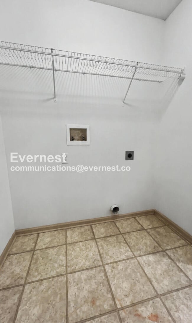 Building Photo - 2 Bed/2.5 Bath Townhome with Garage / Pet-Friendly / Skylights / Available Now!