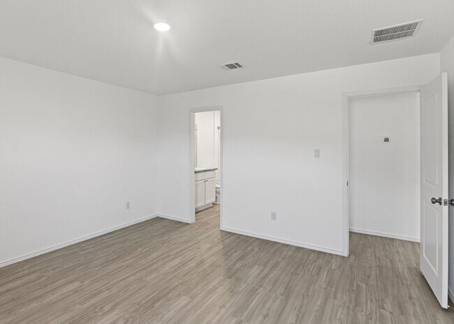 Building Photo - "Gorgeous 3-Bedroom Home with 2 Full Baths in San Antonio's Serene 1450 Sq Ft Retreat!"