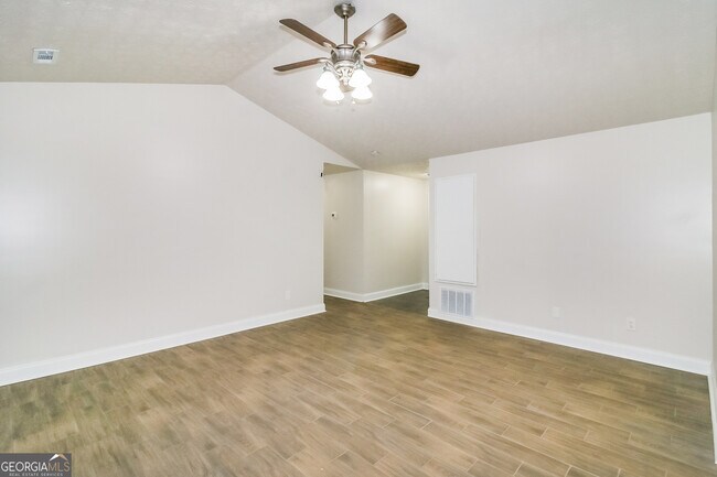 Building Photo - 420 Rosehill Dr