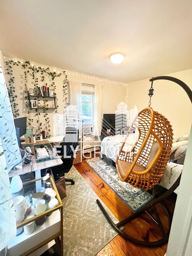 Building Photo - 165 Sharon St