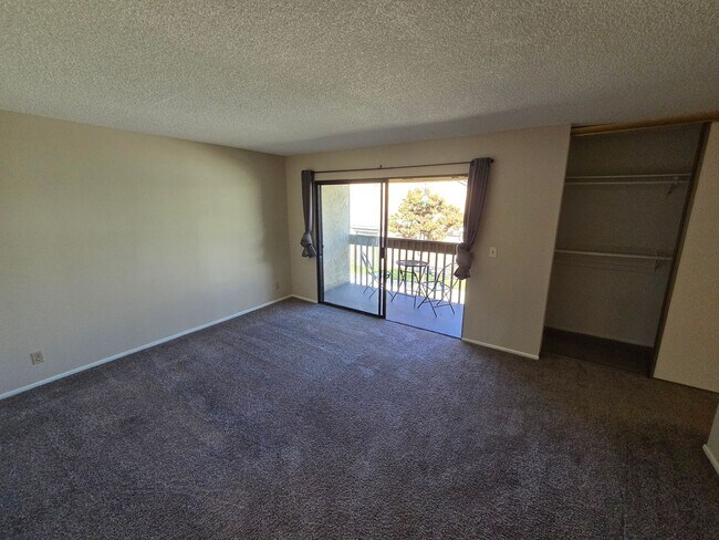 Building Photo - Fantastic 4 Bed, 3 Bath condo!