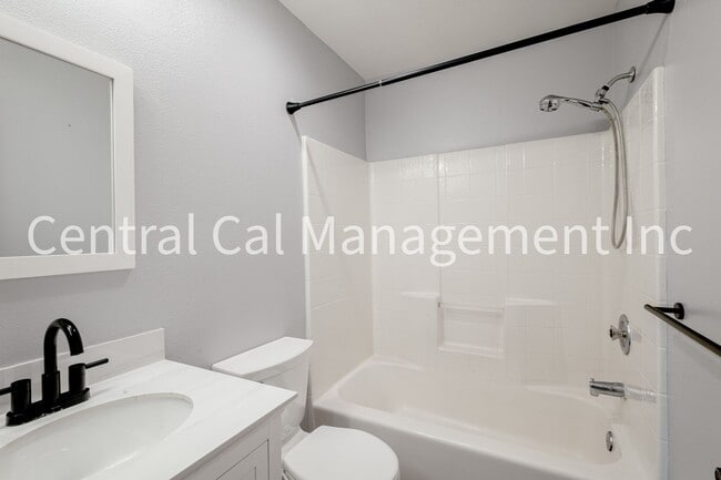 Building Photo - 4 Bedroom/2 Bath Home in Desired Riverlakes Community - $2495 per month!