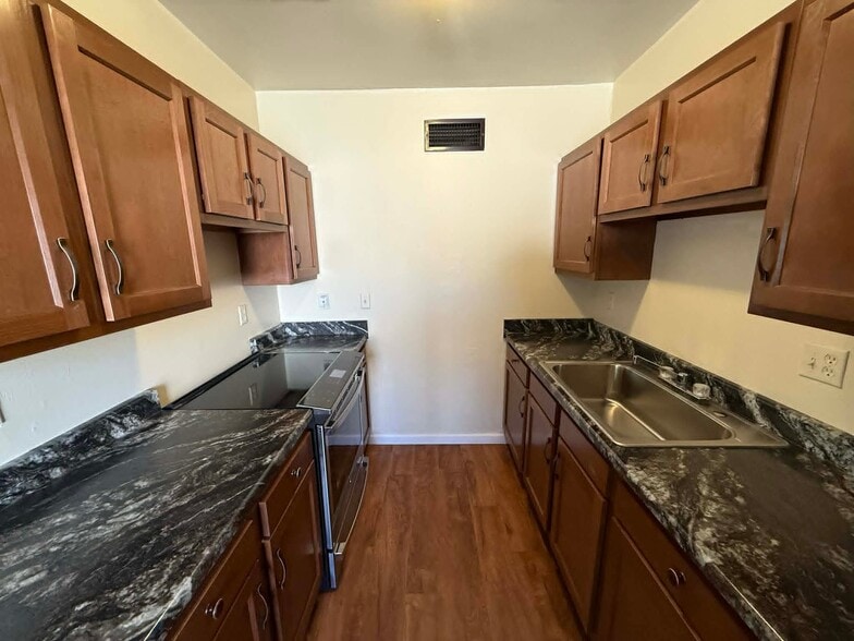 Building Photo - 1518 E Hedrick Dr