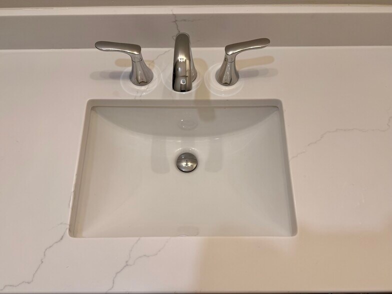 Building Photo - 906 Main St