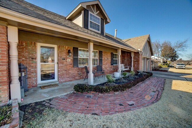 Building Photo - Available mid-August! Amazing mid-town gem...