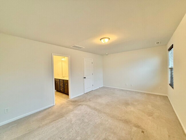 Building Photo - Stunning 3BD, 3.5BA Raleigh Townhome in the Desirable 5401 North Community Within Walking Distanc...