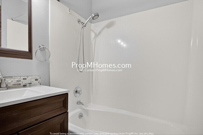 Building Photo - Updated Three Bedroom Home in Oregon City!