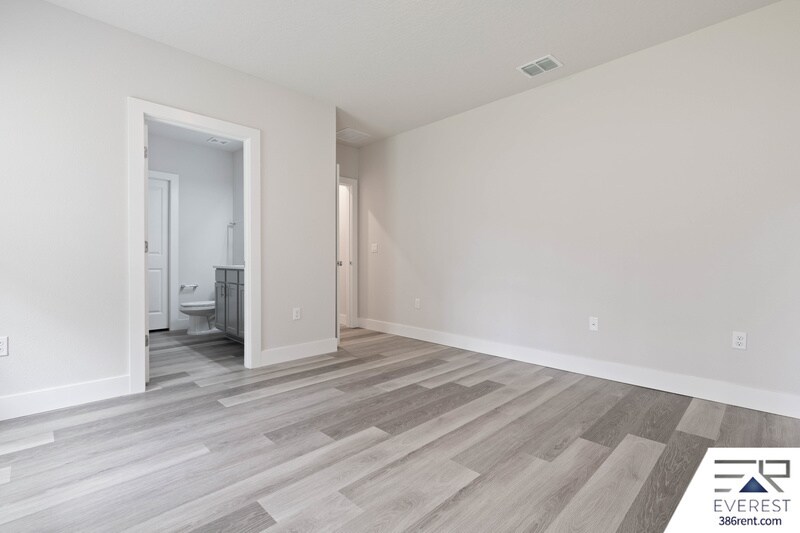 Building Photo - 8 Red Oak Pl