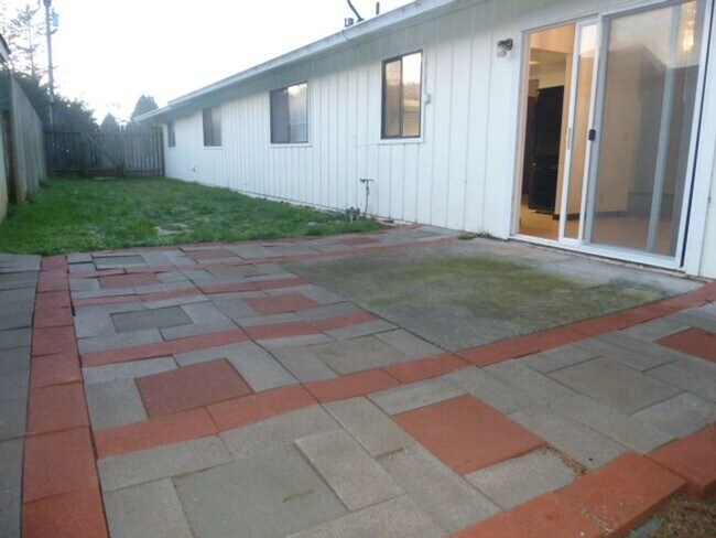 Building Photo - Single Level Home in McKinelyville- Dog Fr...