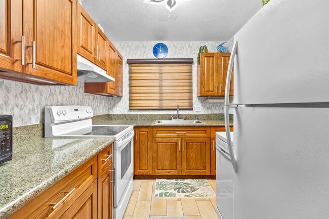 Building Photo - 2nd floor, 2 bedroom/1 bath/2 parking Town...
