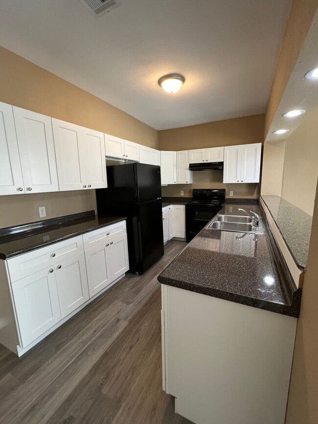 Interior Photo - 1605 W Common