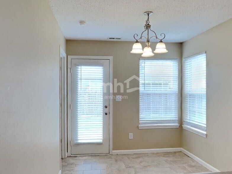 Building Photo - 9724 Thomas Ln