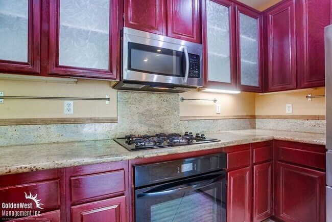 Building Photo - Stunning 3Bdm 2.5Ba Townhome in Carmel Valley