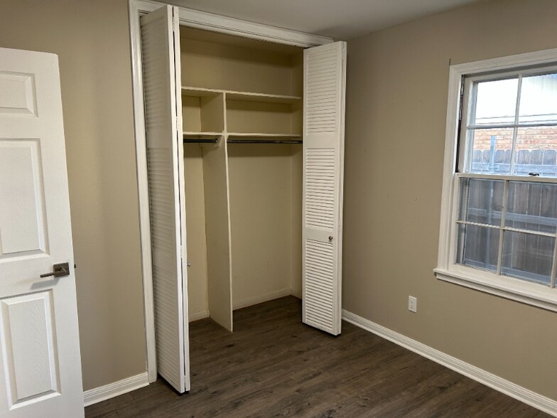 Building Photo - 5507 Floyd Ave