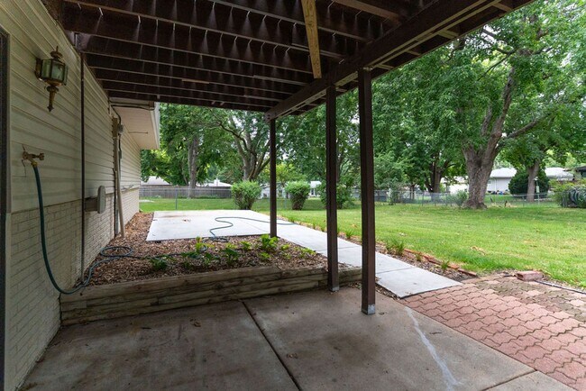 Building Photo - 6012 Fleetwood Dr