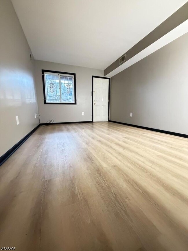 Building Photo - 226 Maple Ave