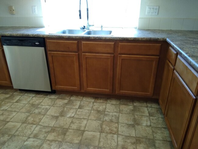 Building Photo - Massive and Expansive 5 Bedroom Green Vall...