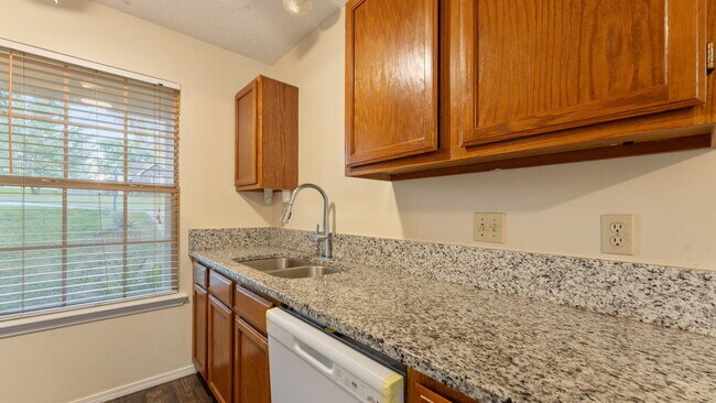 Building Photo - "Cozy 3-Bedroom Fayetteville Home with Mod...