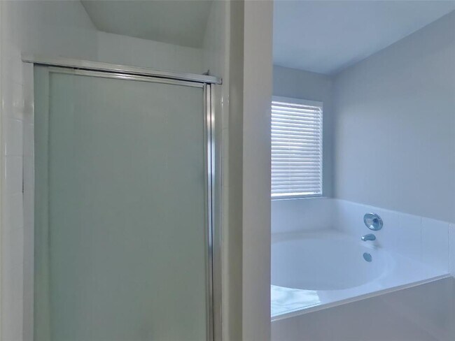 Building Photo - 3607 Lakeaires Ln