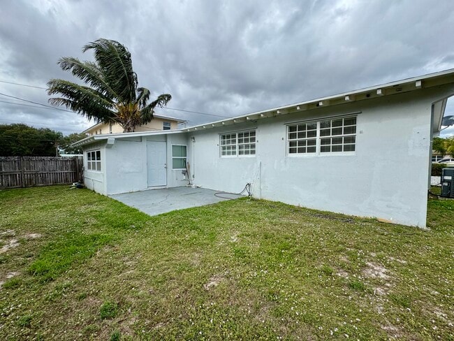 Building Photo - 350 Cypress Dr