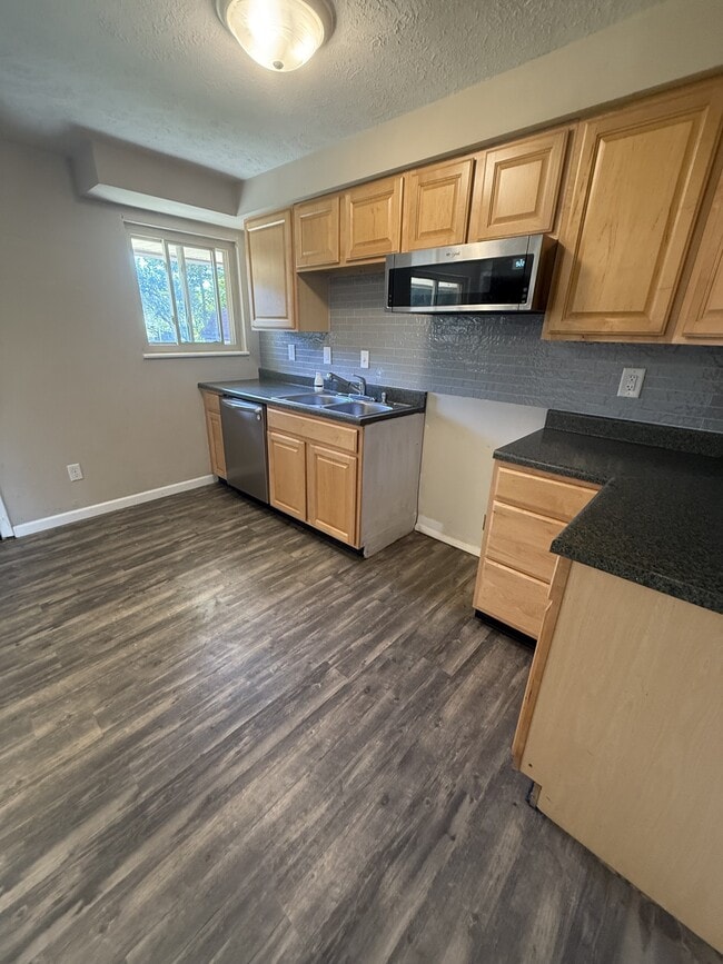 Building Photo - 6185 Farmborough Dr