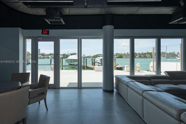 Building Photo - 900 Bay Dr