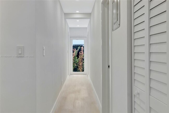 Building Photo - 1720 SW 23rd Ave
