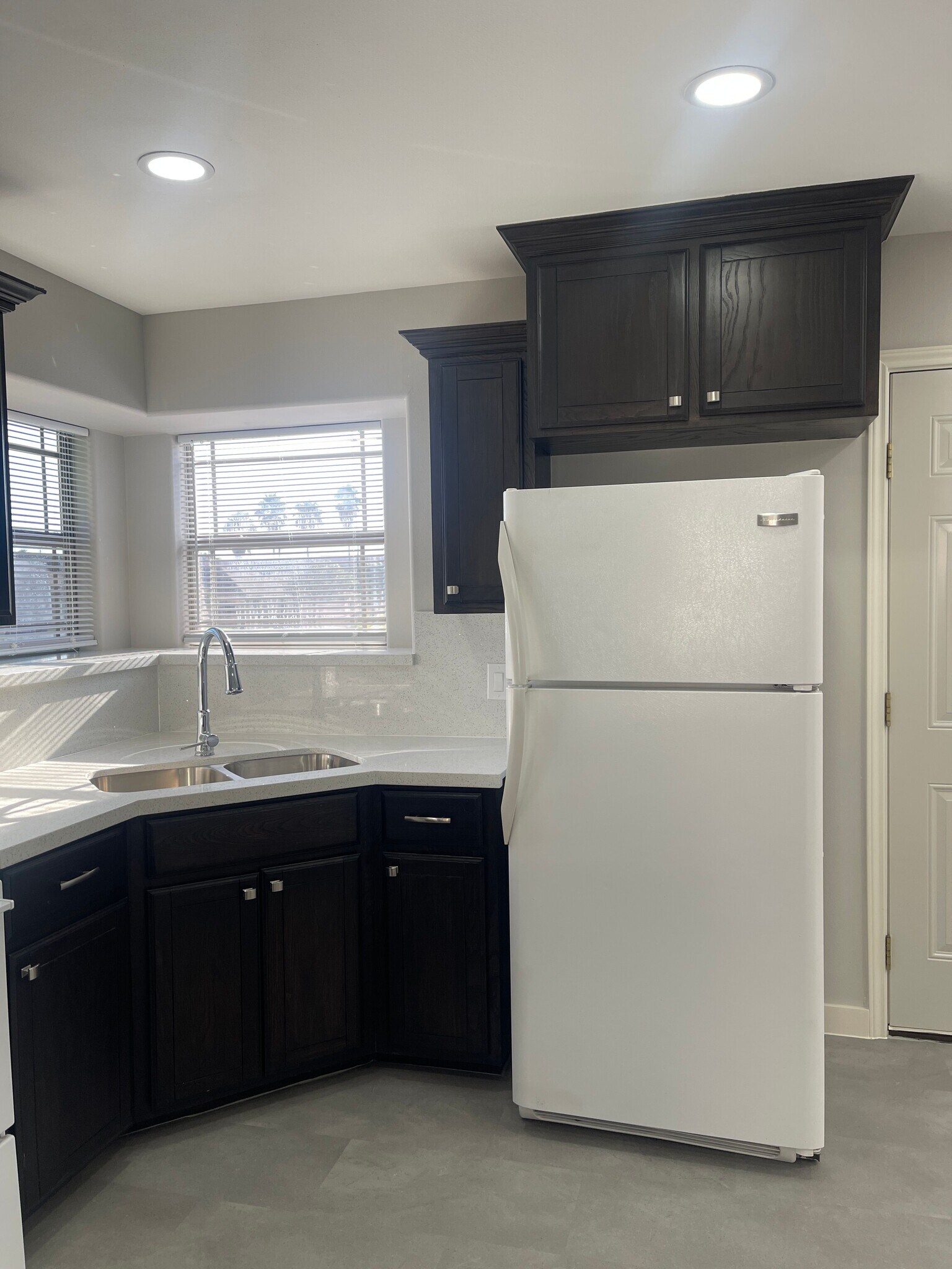 Building Photo - 404 E 2nd St