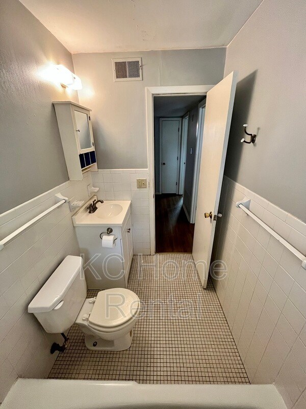 Building Photo - 2212 NE 77th St