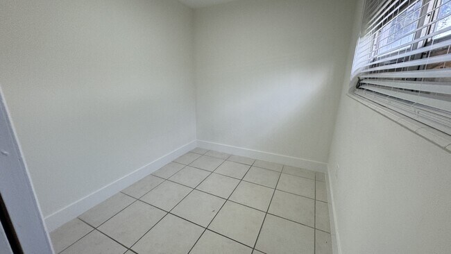 Building Photo - 840 S 63rd Ave
