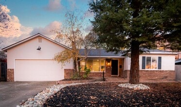 Building Photo - Adorable Duplex Unit with Attached Garage