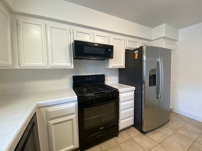 Building Photo - Stunning Townhome in Tanglewood Community