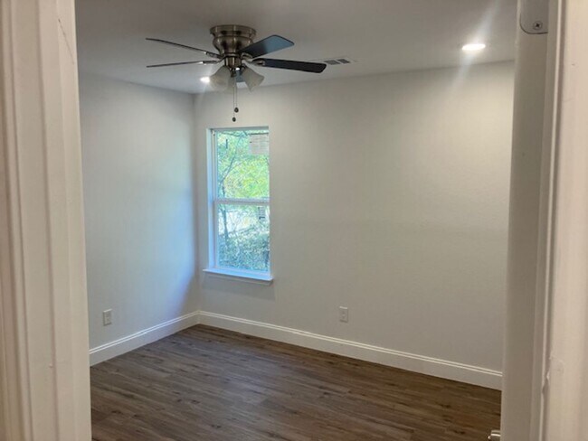 Building Photo - 205 Nob Hill Rd