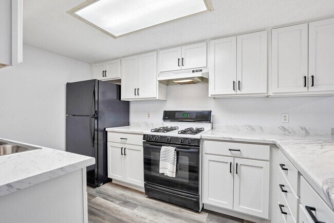 Building Photo - 18669 Clear View Ct