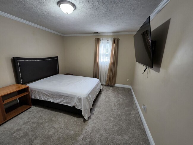 Building Photo - Staycation near everything Fayetteville