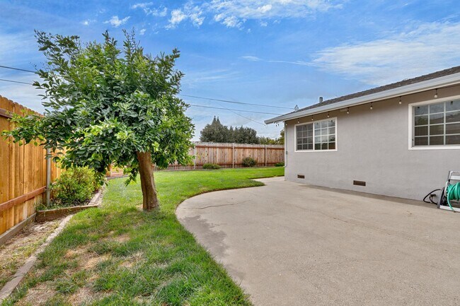 Building Photo - Charmingly Remodeled 3 Bed, 2 Bath Home Ne...