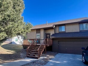 Building Photo - Well maintained 4 bedroom home available in the Rockrimmon area!