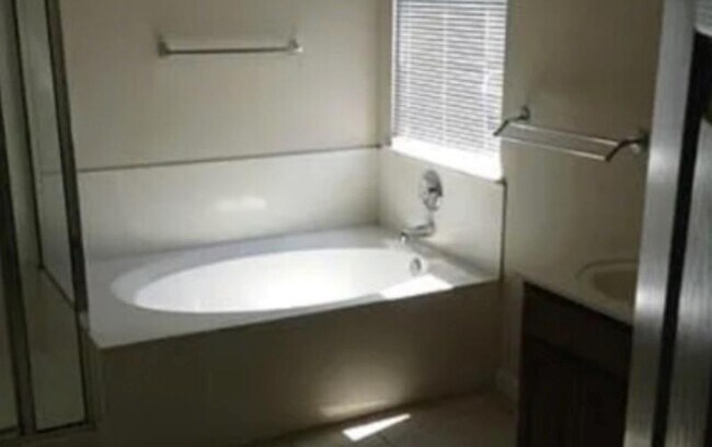 Building Photo - 811 Shadow Creek Blvd