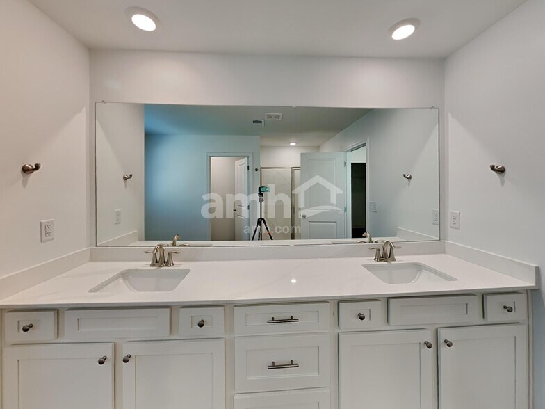 Building Photo - 1047 Highland Walk