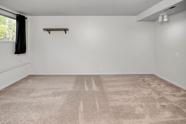 Building Photo - 3065 124th Ave NE