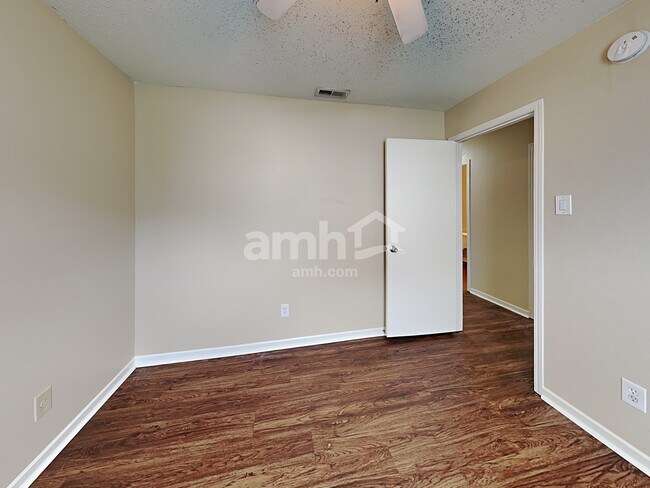 Building Photo - 527 Runnymede Ct