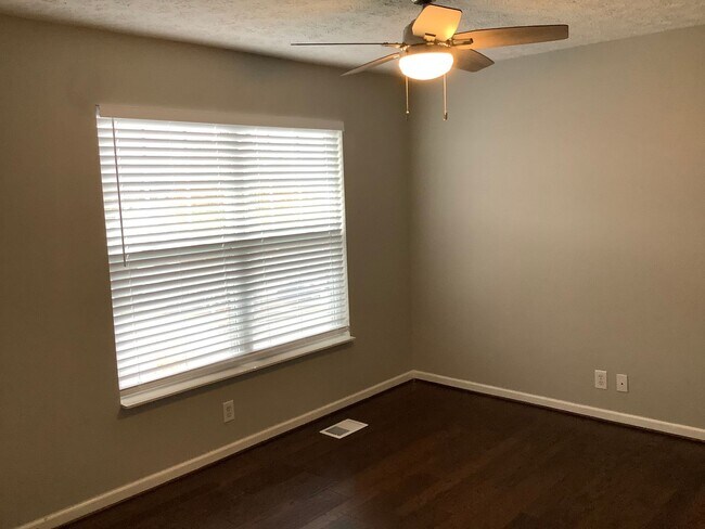 Building Photo - Bellevue - 3 bedrooms - 2 1/2 baths home