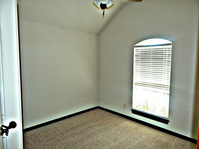 Building Photo - Delightful Home in the heart of Edmond- Pool and Club House-Close to I-35, Broadway Extension and...