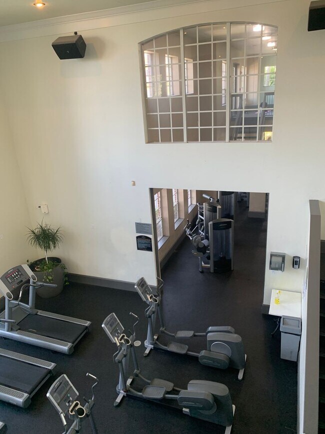 Building Photo - Beautiful 2/2 in an amazing secure community