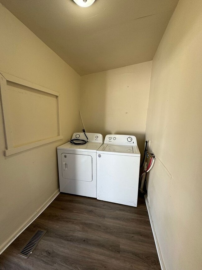 Building Photo - 1001 W 7th St