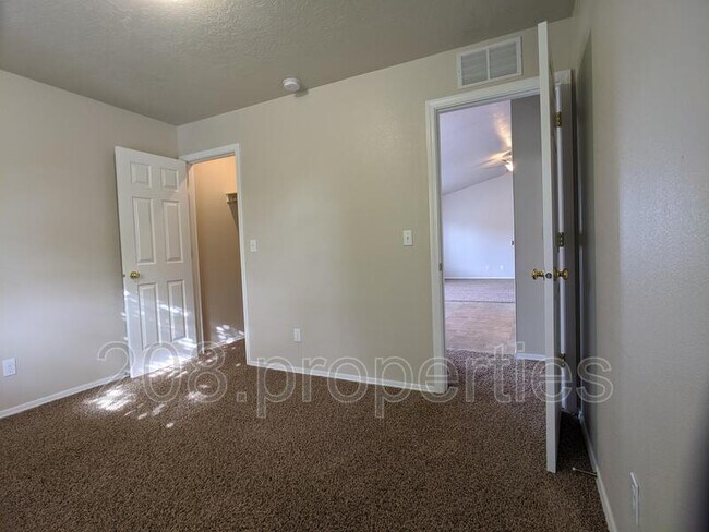 Building Photo - 611 N Kayden Way