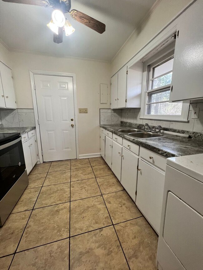 Building Photo - 3 bedroom home located off Neuse Blvd