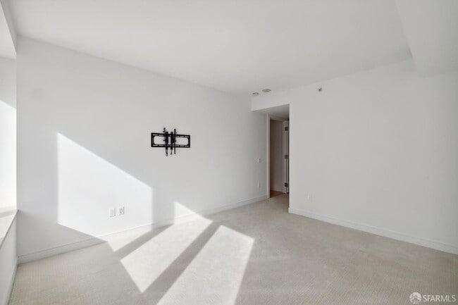 Building Photo - 301 Mission St