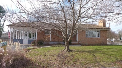 Building Photo - 93 Great Lake Dr